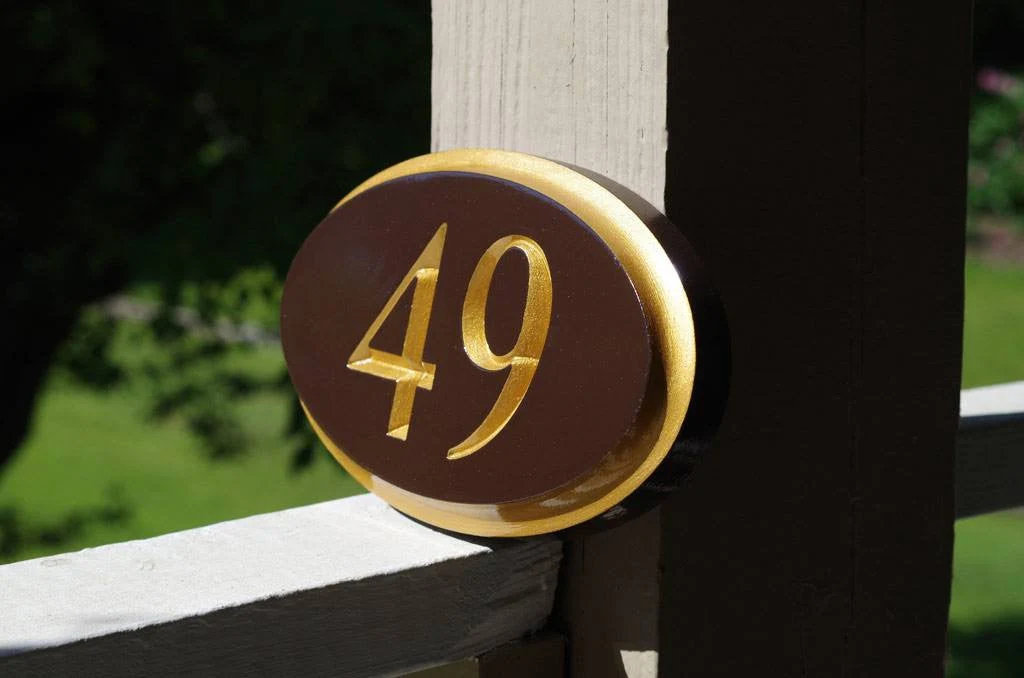 Beyond Words: The Emotional Impact of Engraved Plaques in Recognizing Achievements